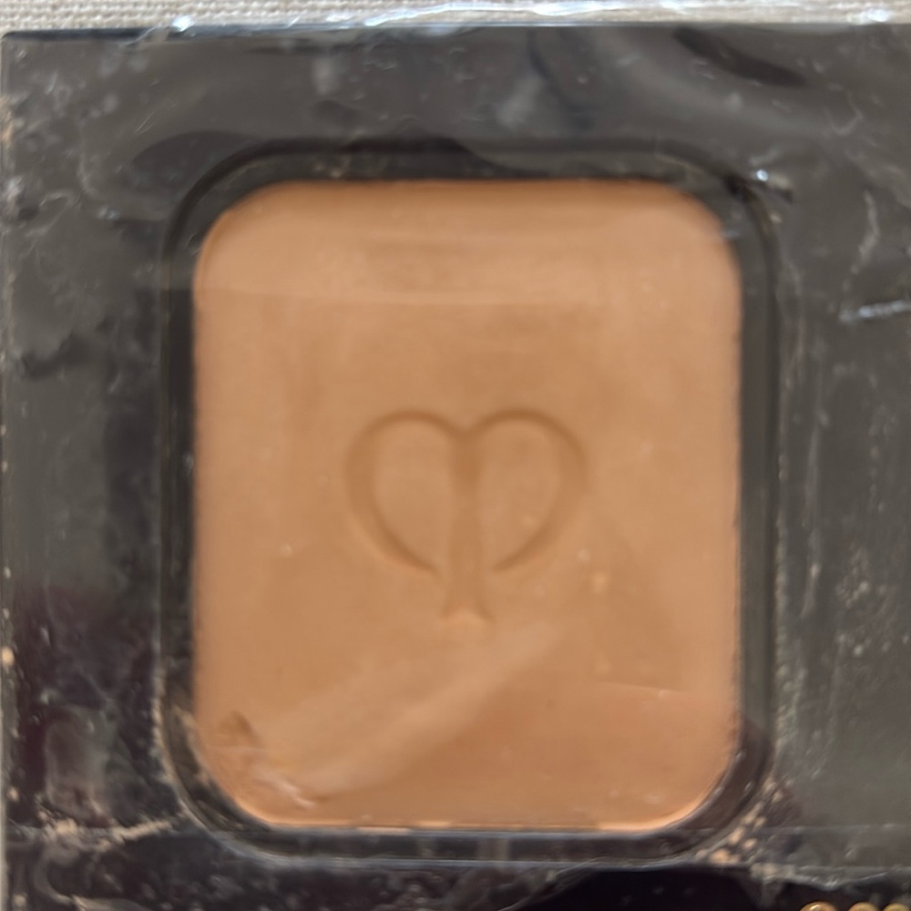 Cle de Peau Refining Pressed Powder Refill it has a little broken in the corner